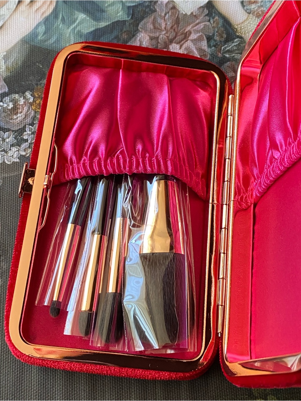 Authentic new Charlotte Tilbury Mini brush set - Picture 2 of 9